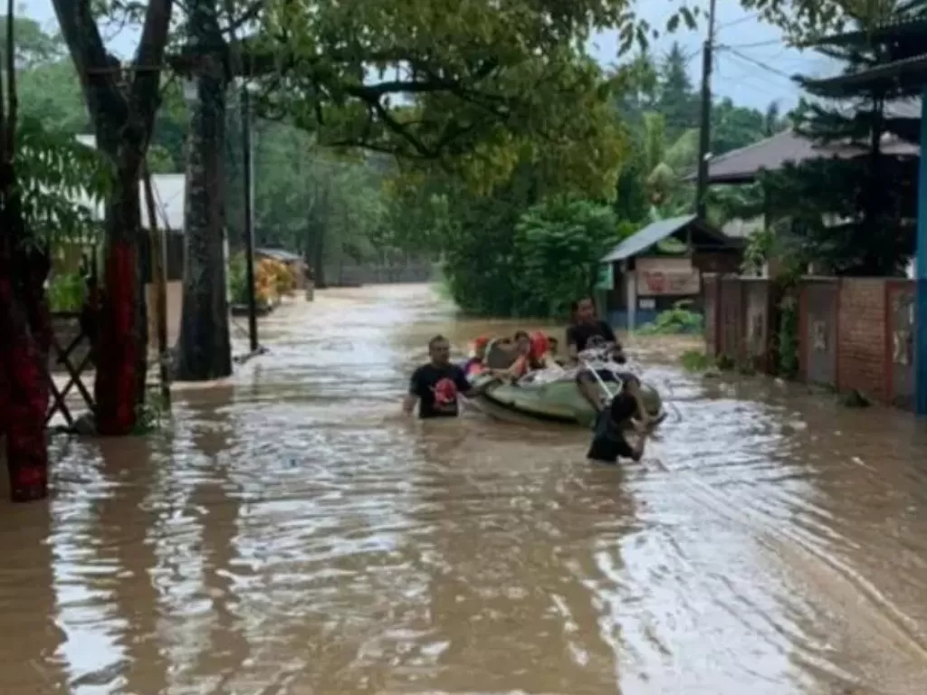Sejumlah warga diungsikan dari daerah yang terdampak banjir di Kota Manado (Antara)