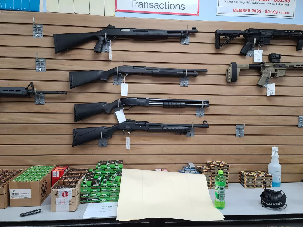 Beberapa senjata yang tersisa di sebuah toko senjata di Amerika Serikat. (Twitter/@StephenGutowski).