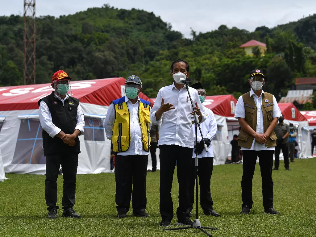 Presiden Joko Widodo (kedua kanan) didampingi Kepala BNPB Doni Monardo (kanan), Menteri PUPR Basuki Hadimuljono (kedua kiri) dan Direktur Perlindungan Sosial Korban Bencana Alam Kemensos Muhammad Safii Nasution menyampaikan pengarahan usai bertemu para pe