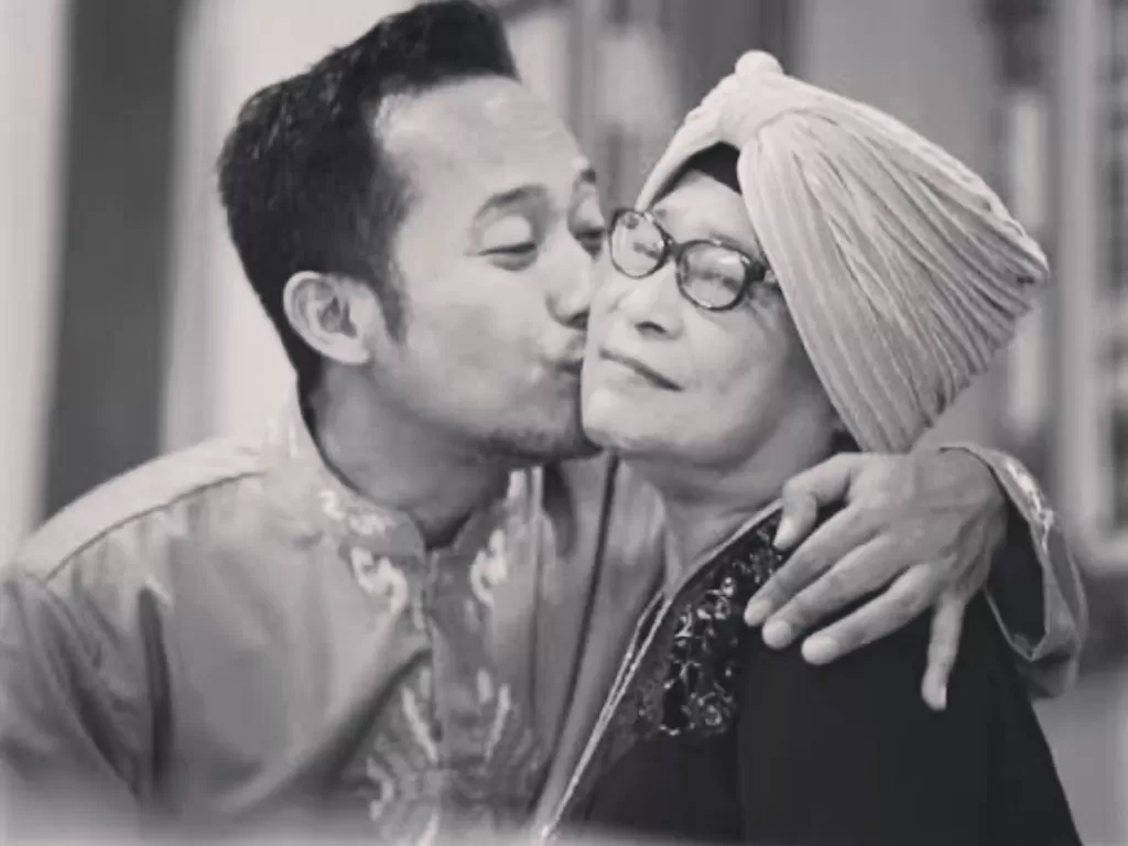 Denny Cagur dan ibunya. (instagram/2raffinagita1717)