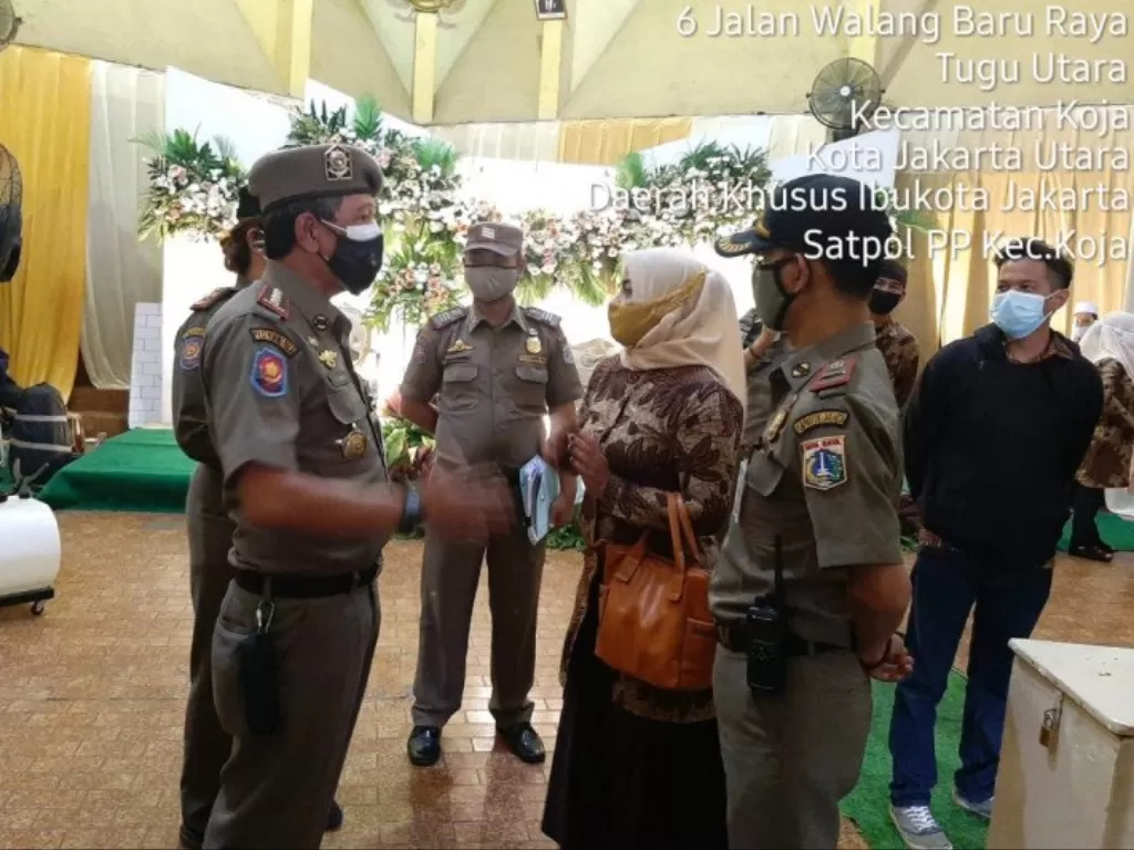 Petugas Satpol PP Kota Jakarta Utara mendatangi kegiatan hajatan pernikahan di Koja karena melanggar aturan PSBB DKI Jakarta.(ANTARA/Kominfotik Jakarta Utara)