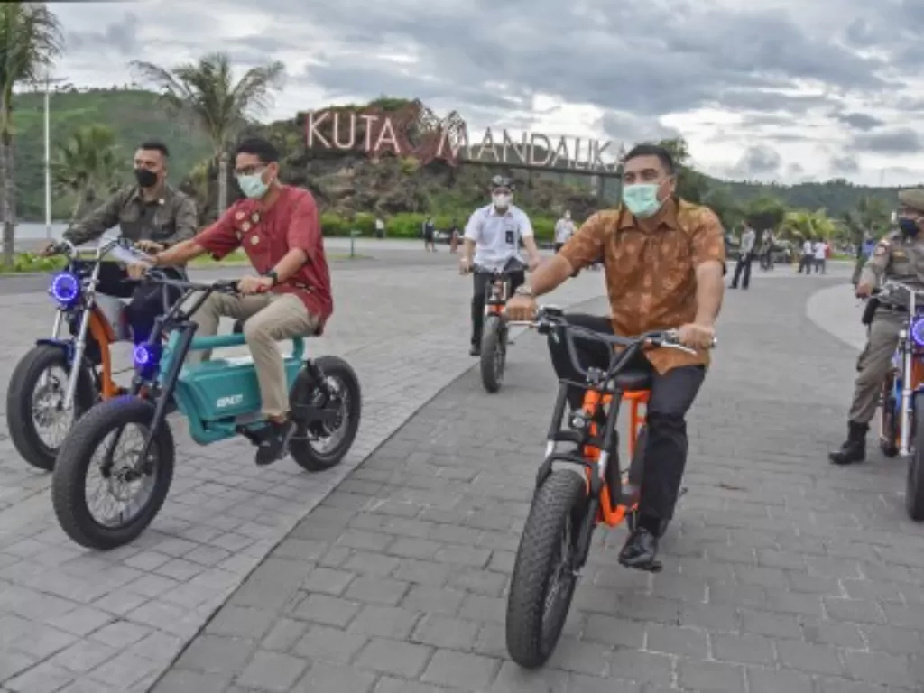 Menparekraf Sandiaga Salahuddin Uno (kedua kiri) bersama Direktur Utama PT Indonesia Tourism Development Corporation (ITDC) Abdulbar M Mansoer (kedua kanan) mengendarai sepeda listrik produksi UMKM NTB saat meninjau kawasan Destinasi Pariwisata Super Prio