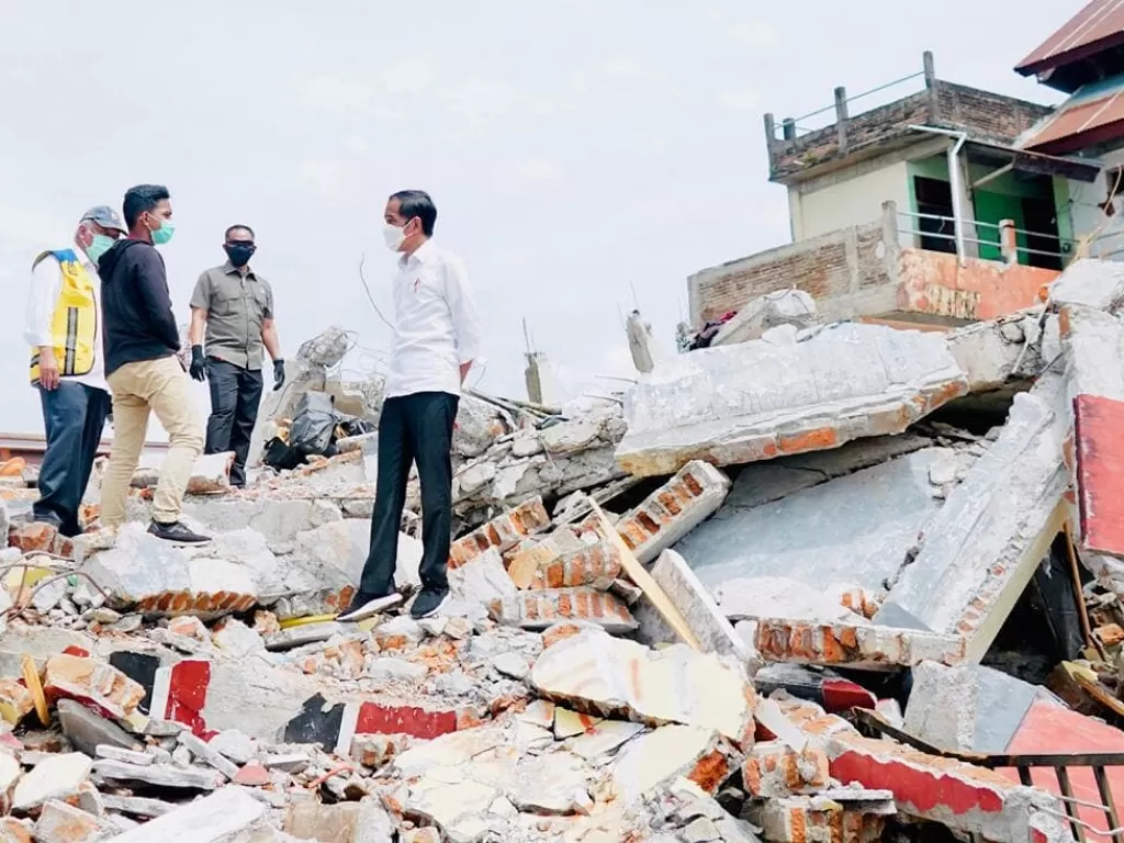 Presiden Jokowi saat berkunjung ke lokasi gempa. (Instagram/@jokowi)