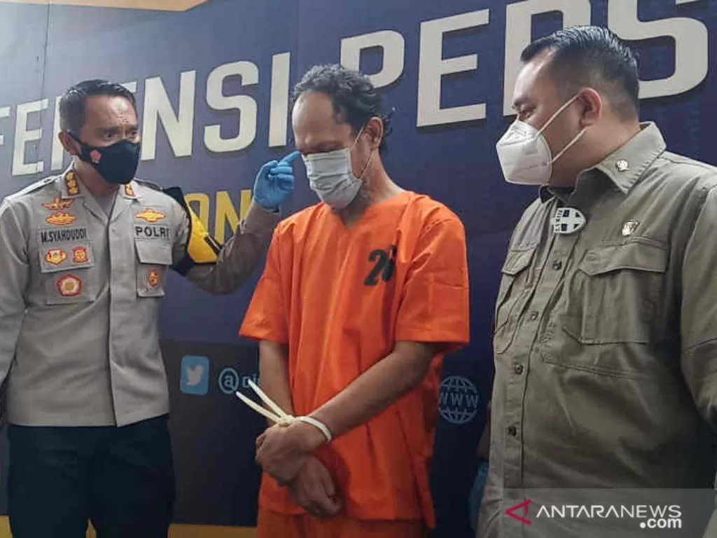 Kapolresta Cirebon Kombes Pol M. Syahduddi (kiri) saat menginterogasi tersangka predator seksual terhadap anak. (photo/ANTARA/Khaerul Izan)