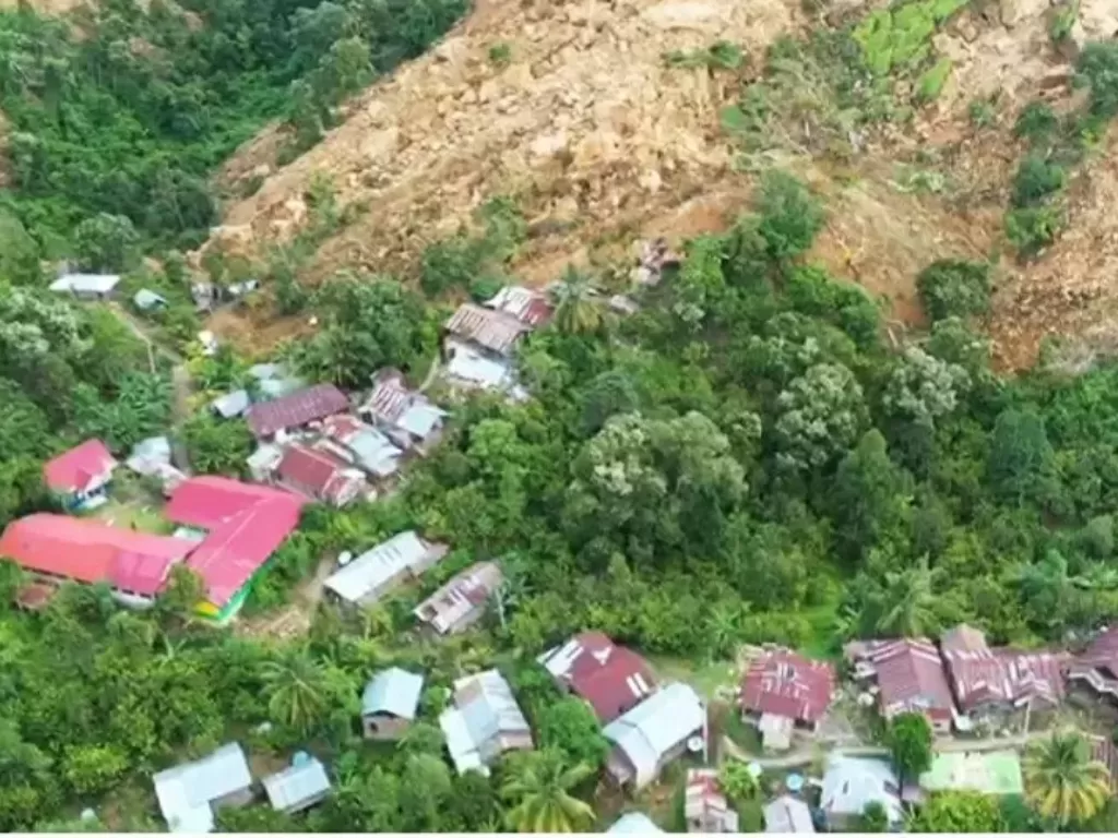 Suasana lokasi longsoran menimpa satu rumah pascagempa di Dusun Aholeang, Desa Mekatta, Kecamatan Malunda, Kabupaten Majene, Provinsi Sulawesi Barat (Dokumentasi Basarnas)