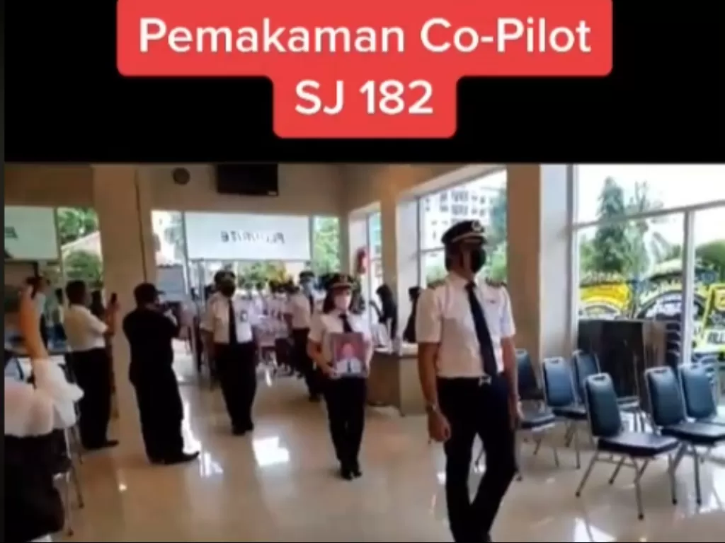 Jenazah copilot Sriwijaya Air Diego Mamahit akan dimakamkan (Tiktok)