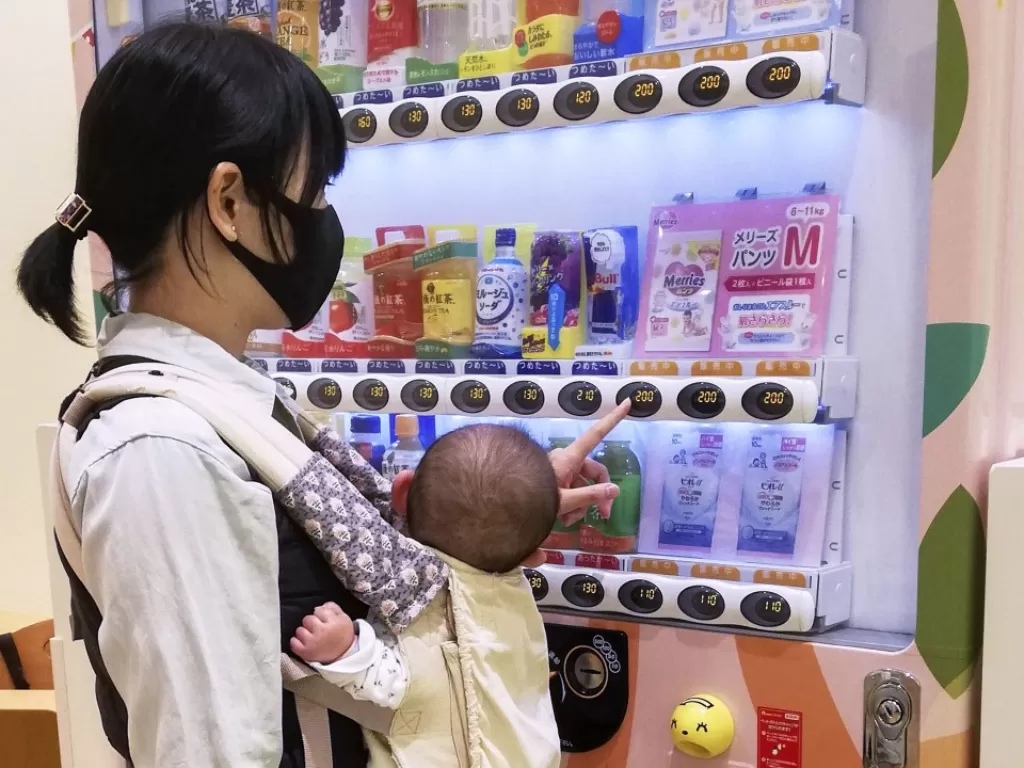 Mesin penjual otomatis yang sediakan perlengkapan bayi di Jepang. (kyodonews.net)
