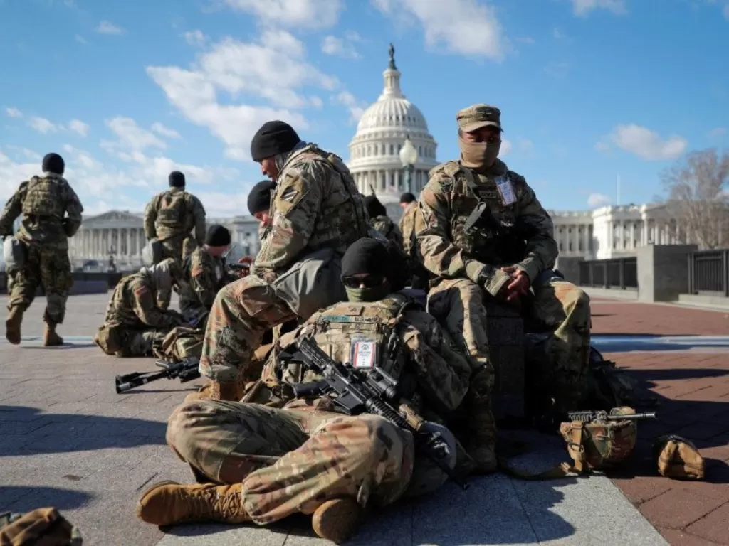 Pasukan Garda Nasional berkumpul di depan U.S. Capitol sehari sebelum pelantikan presiden terpilih Joe Biden di Washington, Amerika Serikat, Selasa (19/1/2021). (REUTERS/MIKE SEGAR)