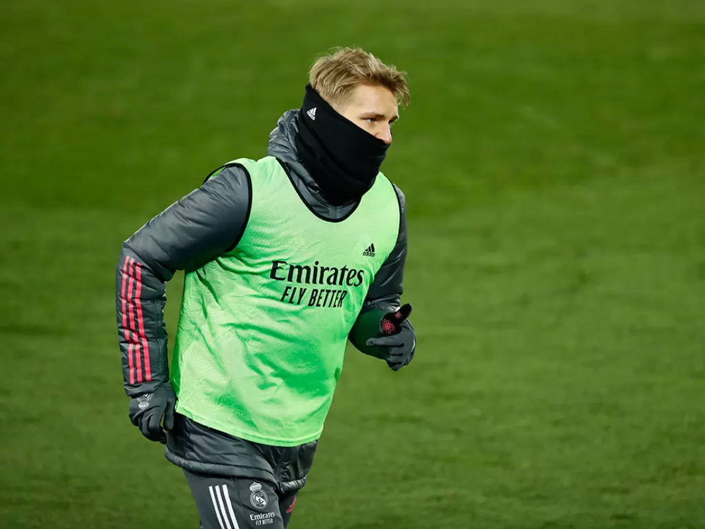 Martin Odegaard dari Real Madrid melakukan pemanasan. (Photo/REUTERS/Juan Medina)