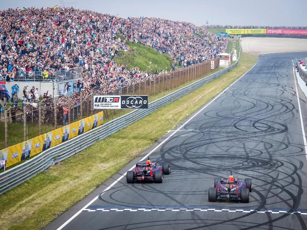 File Photo. Grand Prix F1. Max Verstappen dan Daniel Ricciardo tampil di F1 Showrun selama Jumbo Racedagen di Zandvoort, Belanda pada 20 Mei 2018 (photo/REUTERS/ Red Bull Media House)