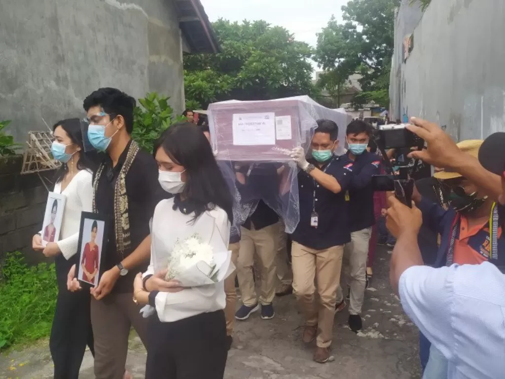 Kedatangan jenazah pramugari Sriwijaya Air asal Bali Mia Tresetyani Wadu di rumah duka, Denpasar, Bali, Rabu (20/1/2021). (ANTARA/Ayu Khania Pranisitha)