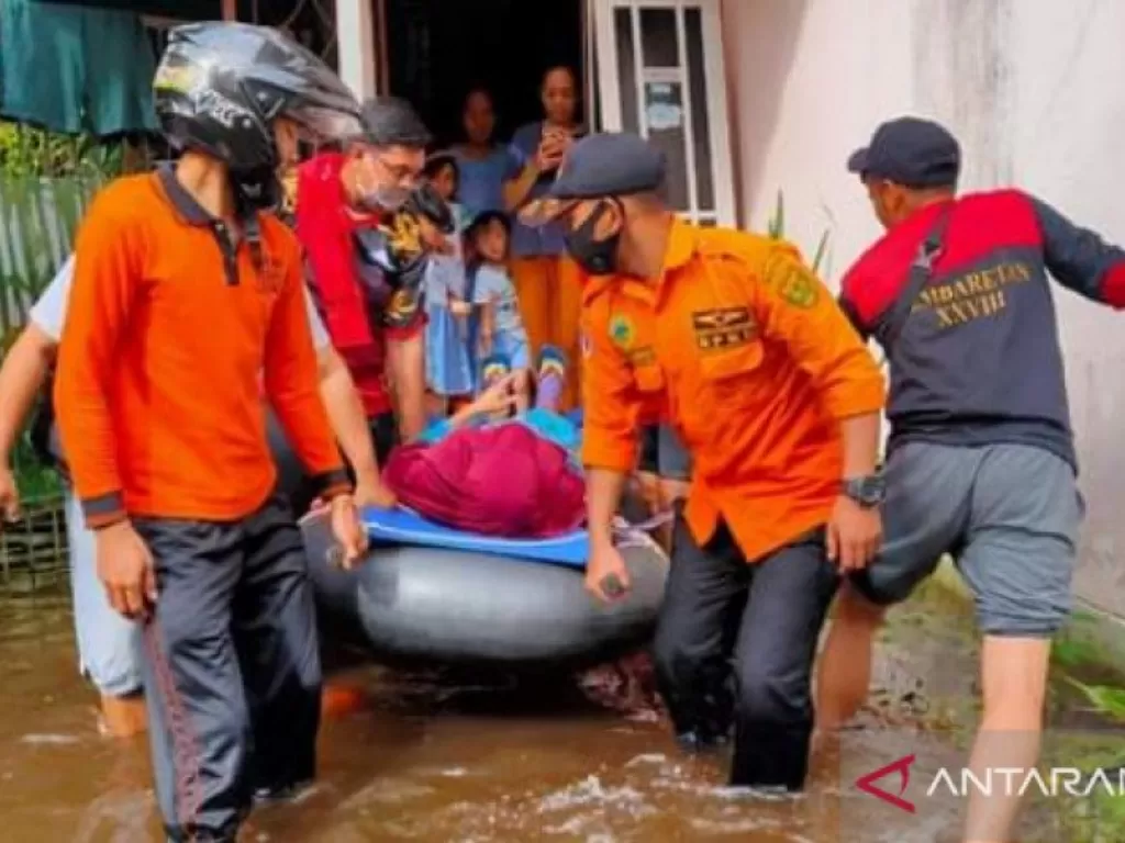 Saat petugas BPBD Kota Banjarmasin evakuasi warga sakit yang tempat tinggalnya terdampak banjir.(photo/Antaranews Kalsel/Humas Pemkot Banjarmasin)
