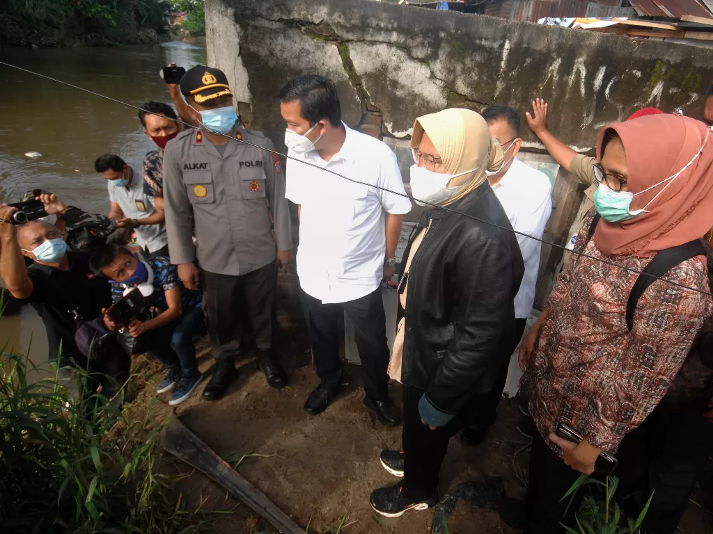 Menteri Sosial Tri Rismaharini (kedua kanan) didampingi Wakil Gubernur Sulut Steven Kandouw (ketiga kanan) meninjau permukiman terdampak banjir (ANTARA FOTO/Adwit B Pramono)