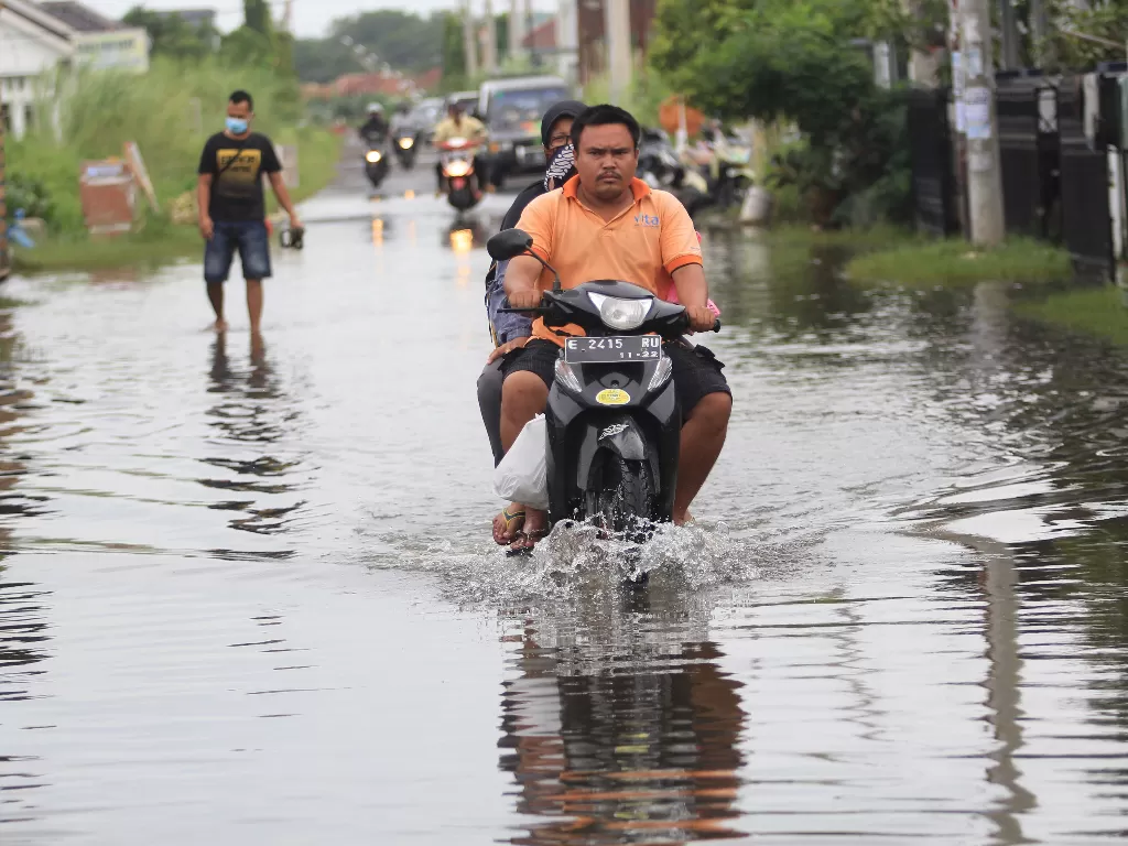 Warga menerobos genangan banjir (ANTARA FOTO/Dedhez Anggara)