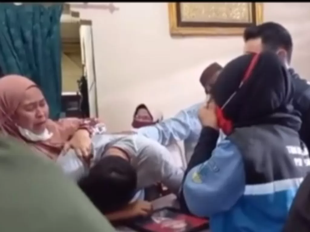 Pria menangis di atas peti jenazah korban Sriwijaya Air, Rizky Wahyudi (Tiktok)