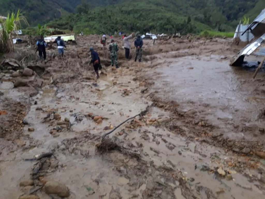 Banjir bandang menerjang Desa Uwebutu, Distrik Madi, Kabupaten Paniai, Provinsi Papua, Selasa (19/1/2021) pukul 19.30 WIT. (Foto: Dokumentasi BNPB)