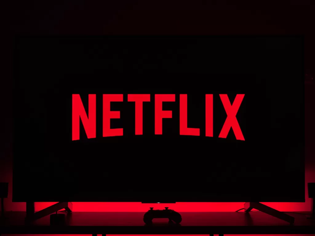 Ilustrasi logo layanan streaming film Netflix di televisi (photo/Unsplash/Thibault Penin)