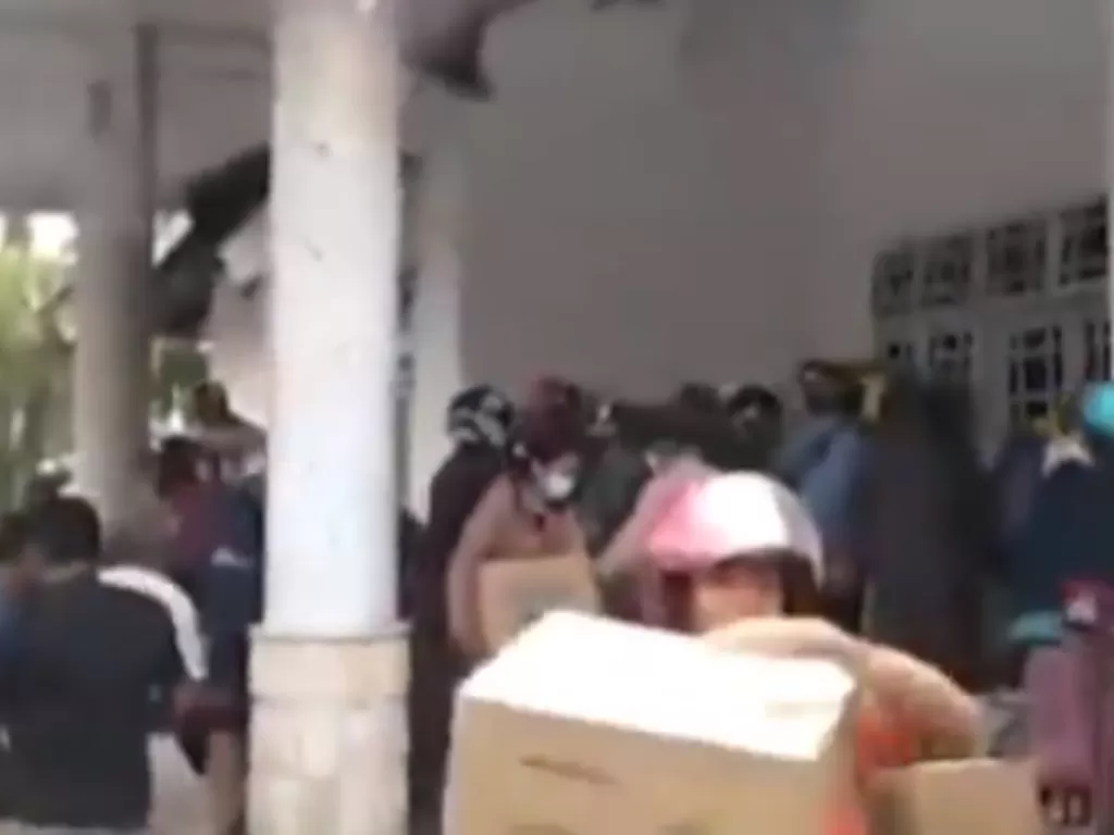 Warga menjarah bantuan korban gempa yang berada di rumah jabatan Wakil Bupati Mamuju (Istimewa)  