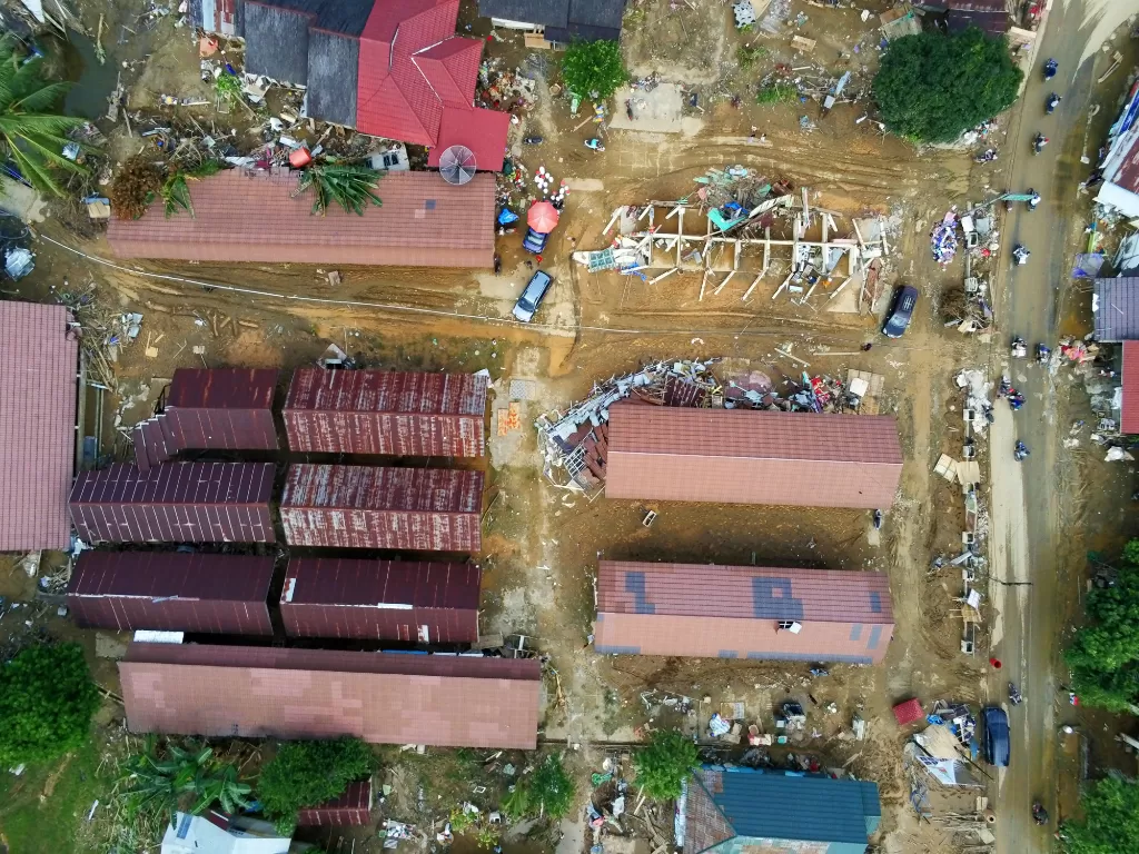 Foto udara kondisi Pasar Hantakan pascabanjir bandang di Desa Alat (ANTARA FOTO/Muhammad Nova)