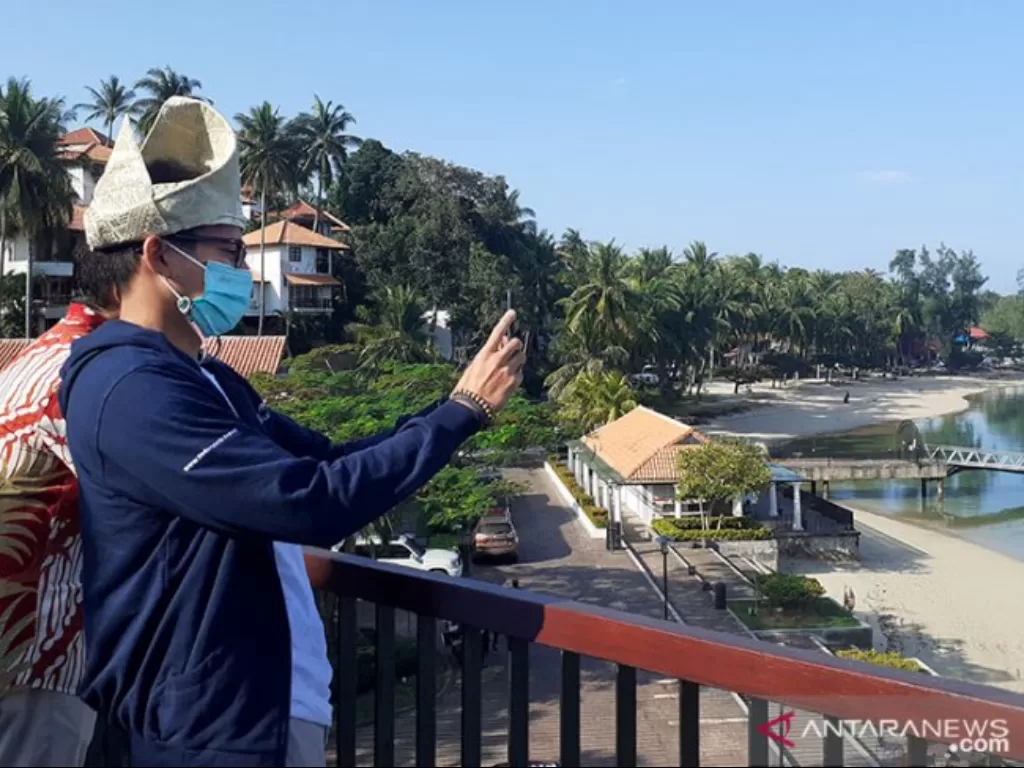 Menteri Pariwisata dan Ekonomi Kreatif Sandiaga Uno menikmati pemandangan di Kota Batam Kepulauan Riau, Jumat (22/1/2021). (ANTARA/Yunianti Jannatun Naim)