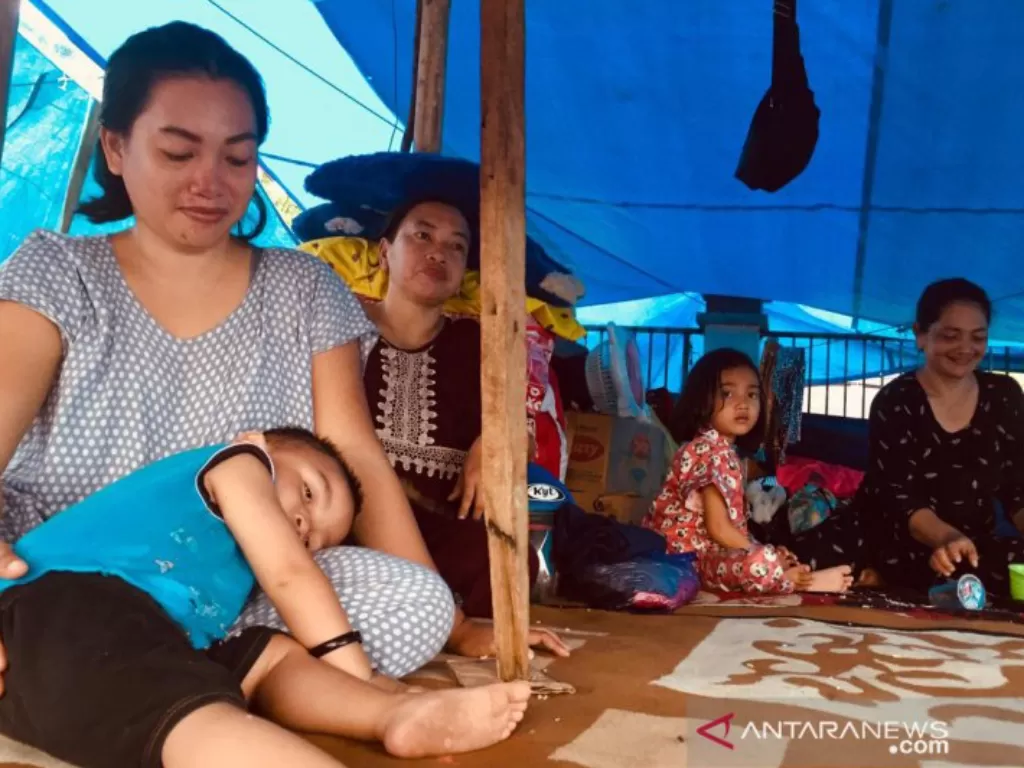 Balita dan anak-anak berada di tenda pengungsian di luar halaman Stadion Manakarra, Kabupaten Mamuju, Provinsi Sulawesi Barat (ANTARA/Fauzi Lamboka)
