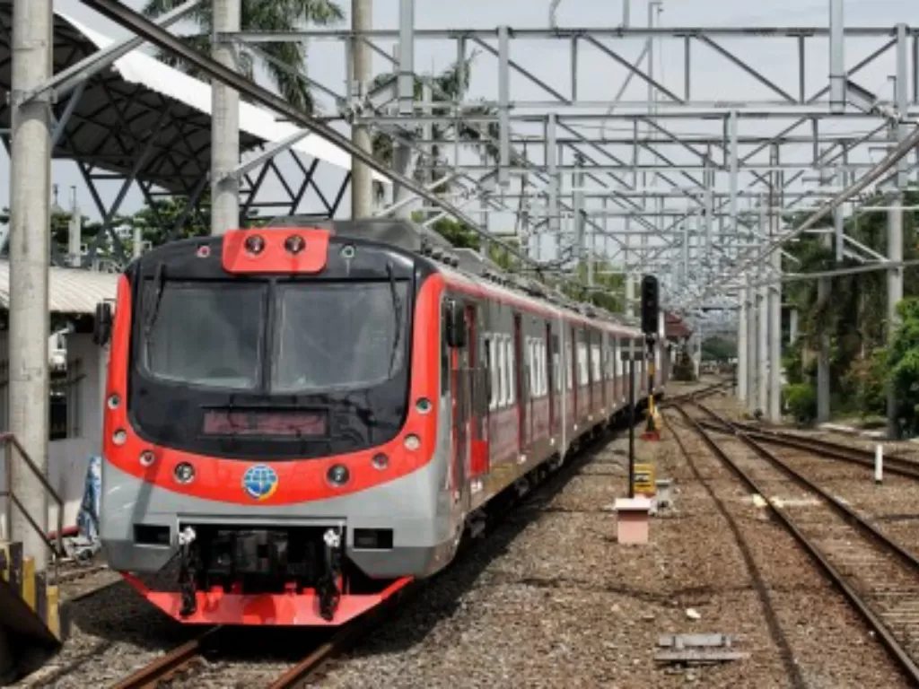 Kereta rel listrik (KRL) Yogyakarta-Solo melakukan uji coba terbatas perdana di Stasiun Tugu, Yogyakarta, Rabu (20/1/2021). (ANTARA FOTO/Andreas Fitri Atmoko)