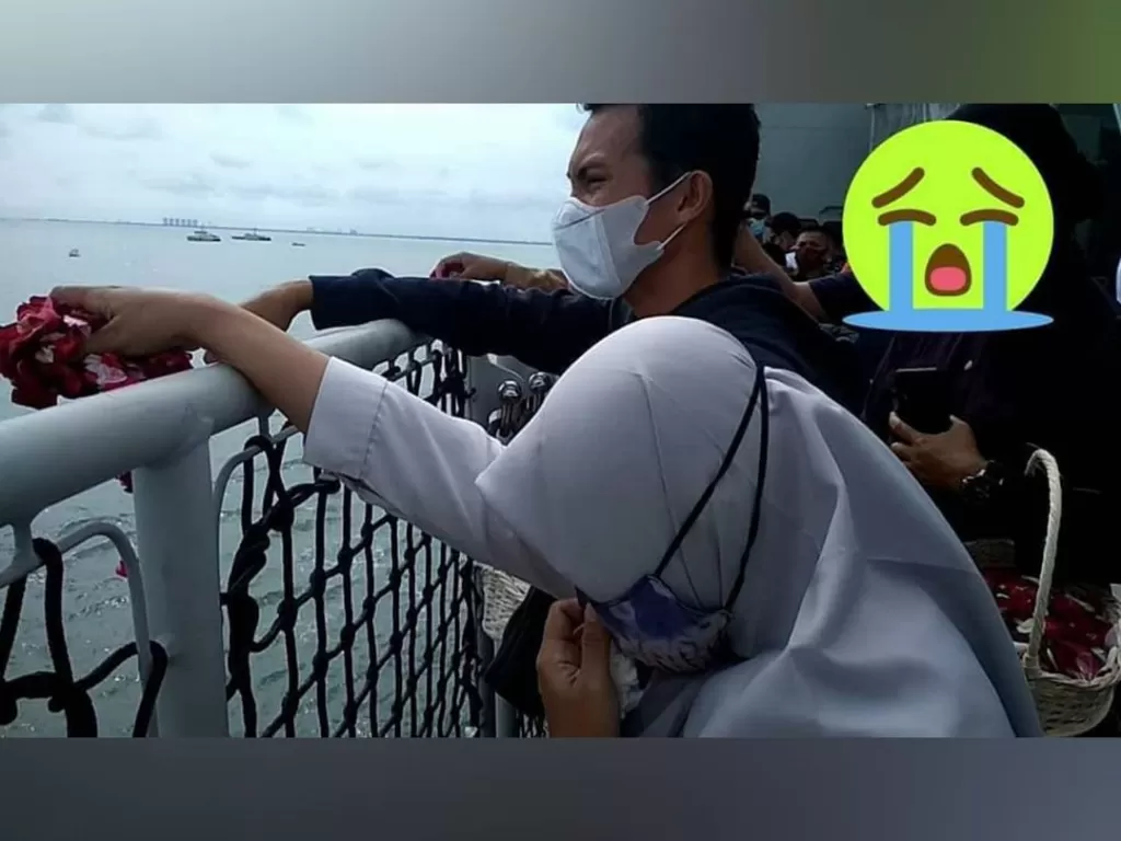Keluarga korban Sriwijaya Air menangis di atas kapal. (Instagram/@lambe_turah)