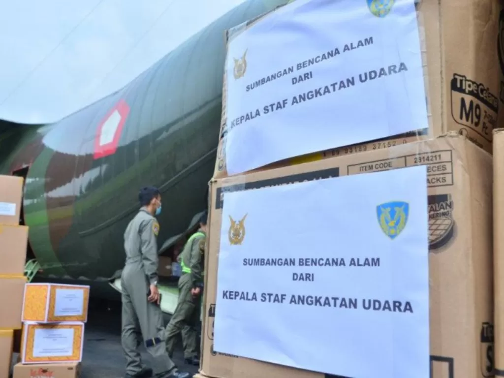 Pengiriman bantuan Kasau untuk korban bencana di Kalimantan Selatan dan Sulawesi Barat. (photo/ANTARA/HO-Dispen AU)