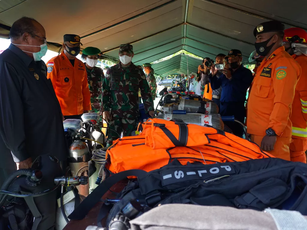 Wali Kota Sorong Lambertus Jitmau (kiri) mengecek kesiapan peralatan dan personil tanggap bencana (ANTARA FOTO/Olha Mulalinda)