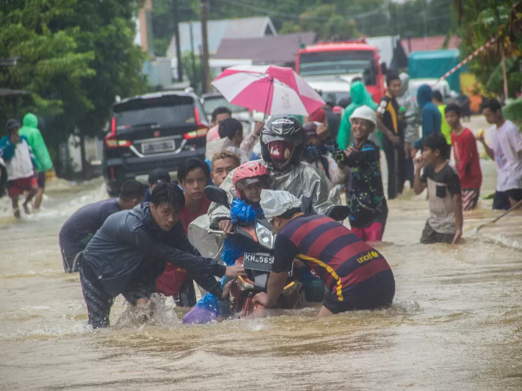 Banjir di Jalan Ahmad Yani, Kabupaten Banjar, Kalimantan Selatan. (ANTARA/Bayu Pratama)