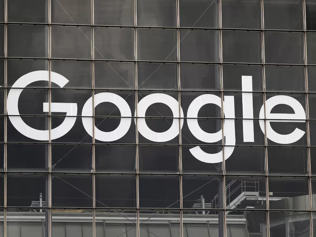 Tampilan logo Google di sebuah bangunan di Paris, Prancis (photo/REUTERS/Charles Platiau)