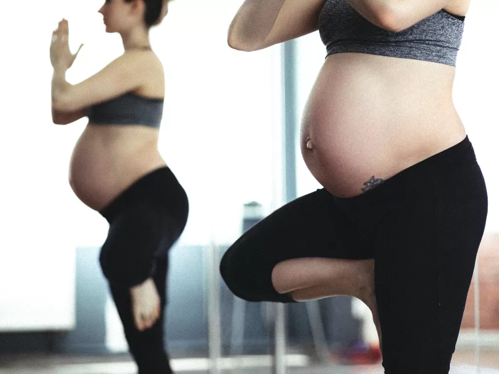 Ilustri Ibu hamil saat olahraga yoga (Pexels/ freestocks.org)