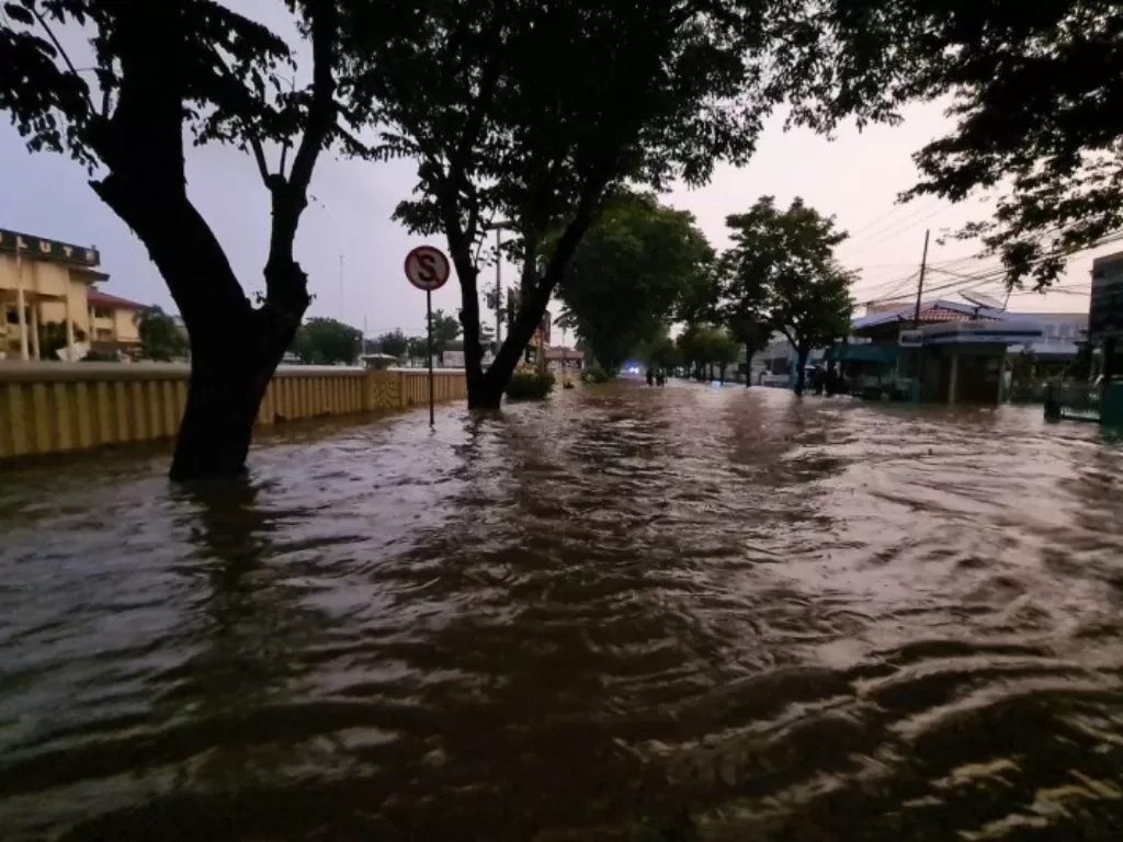  Kondisi banjir di jalan depan Polda Sulawesi Utara dan Kantor PLN Wilayah Suluttenggo di Kota Manado, Jumat (22/1/2021). (FOTO ANTARA/HO-BPBD Kota Manado) 