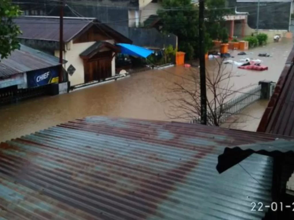 Rumah warga terendam banjir di Kota Manado, Jumat (22/1/2021). (Foto: Relawan BPBD Kota Manado)