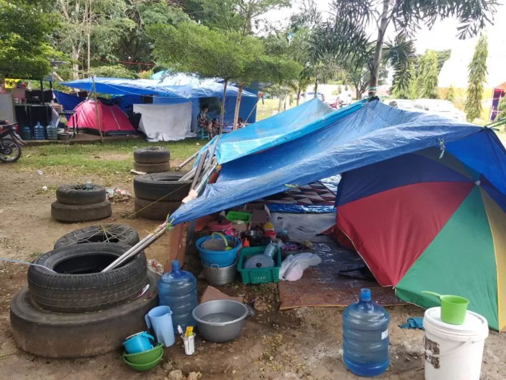 Kondisi tenda darurat warga yang masih bertahan mengungsi di Stadion Manakarra Mamuju, Sabtu (23/1). (photo/ANTARA/Amirullah)