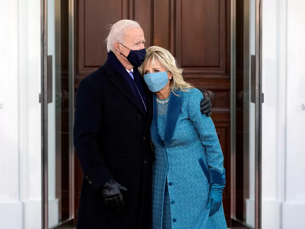 Joe Biden dna istrinya saat hendal masuk Gedung Putih. (Alex Brandon/Pool via REUTERS).