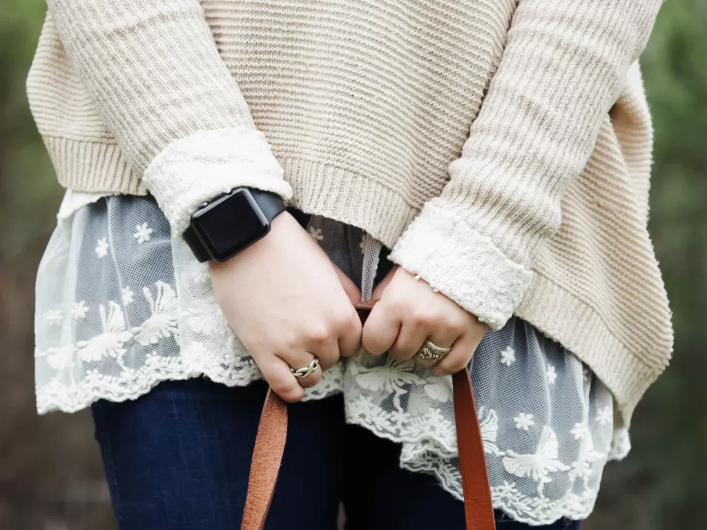 Ilustrasi wanita yang sedang menggunakan smartwatch Apple Watch (Ilustrasi/Unsplash/Corinne Kutz)