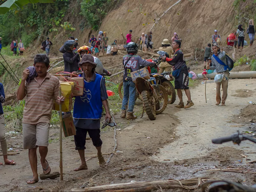 Warga membawa logistik bantuan korban bencana banjir bandang, di Desa Arangani, Kabupaten Hulu Sungai Tengah, Kalimantan Selatan, Jumat (22/1/2021). (Photo/Ilustrasi/ANTARA FOTO/Bayu Pratama S)