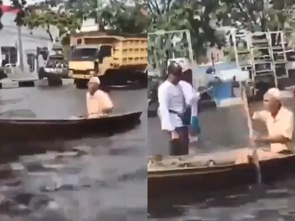 Seorang kakek naik perahu di tengah jalan raya yang banjir. (Photo/Twitter/@negativisme)