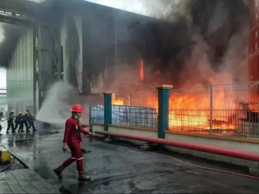  Gudang CPO milik PT PRC yang terbakar di kawasan Pelabuhan Teluk Bayur Padang pada Minggu (24/1/2021) (Istimewa)