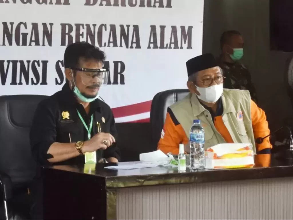 Menteri Pertanian Syahrul Yasin Limpo (kiri) didampingi Gubernur Provinsi Sulawesi Barat HM Ali Baal Masdar (kanan) di posko tanggap darurat penanganan bencana alam Sulbar di Kabupaten Mamuju, Sabtu (23/1/2021). (ANTARA/Fauzi Lamboka)