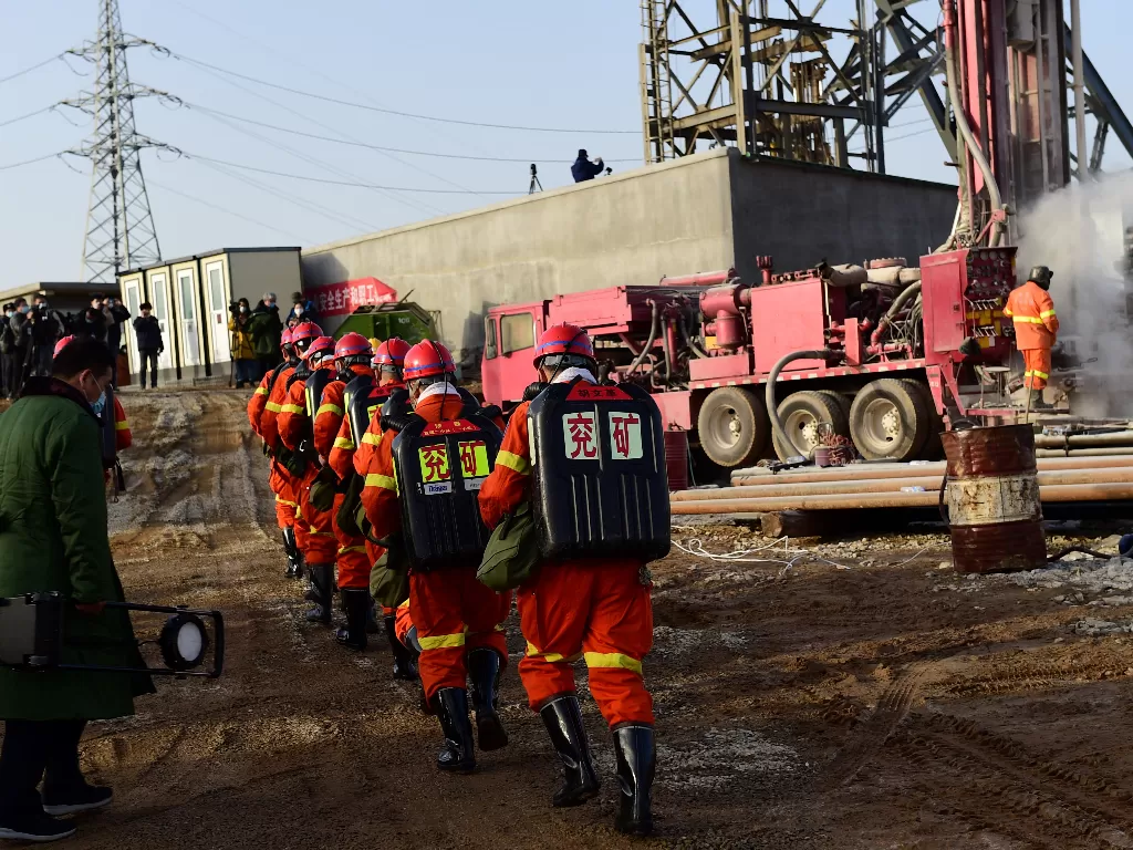Tim penyelamat terlihat di lokasi di mana para pekerja terjebak di bawah tanah setelah ledakan di tambang emas, di Qixia, Tiongkok 13 Januari 2021 (photo/REUTERS/STRINGER)