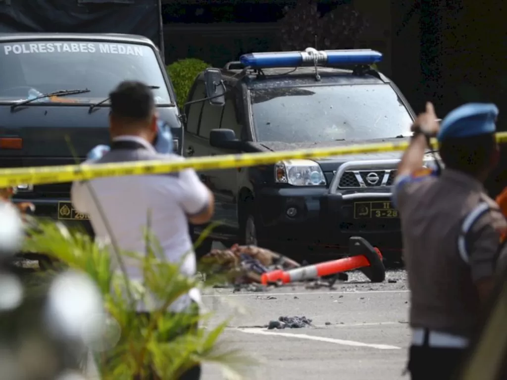 Polisi berjaga setelah aksi bom bunuh diri di Polrestabes Medan, Sumut, Rabu (13/11/2021). (ANTARA/Irsan Mulyadi).