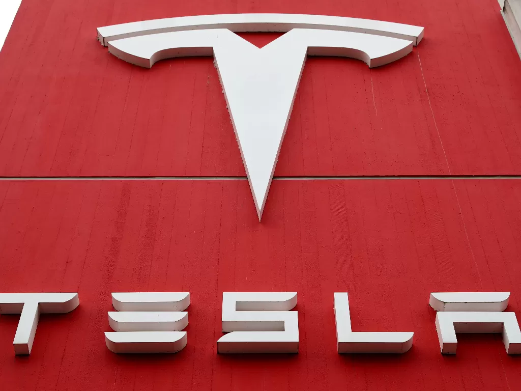 Logo pabrikan Tesla. (photo/Ilustrasi/REUTERS/ARND WIEGMANN)