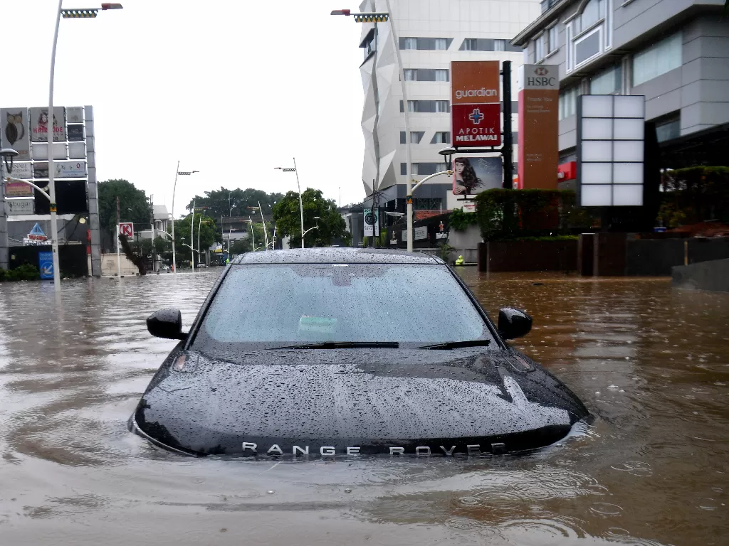 Ilustrasi Mobil terendam banjir. (Foto: ANTARA/Sigid Kurniawan)