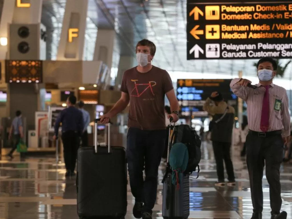 Seorang warga negara asing (WNA) berjalan di Terminal 3 Bandara Internasional Soekarno-Hatta, Tangerang, Banten. (ANTARA/FAUZAN)