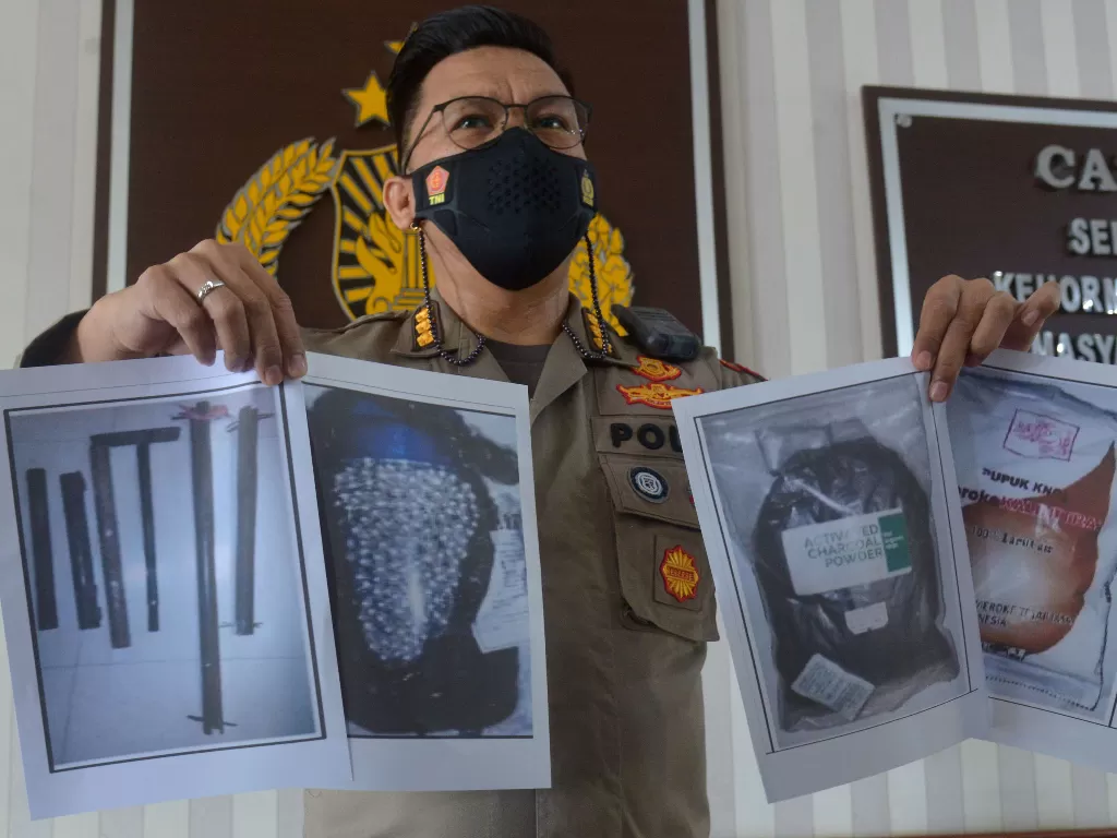Kabid Humas Polda Aceh Kombes Pol Winardy memperlihatkan sejumlah foto barang bukti milik terduga teroris pasca penangkapan di Banda Aceh, Aceh, Sabtu (23/1/2021). (ANTARA FOTO/Ampelsa)