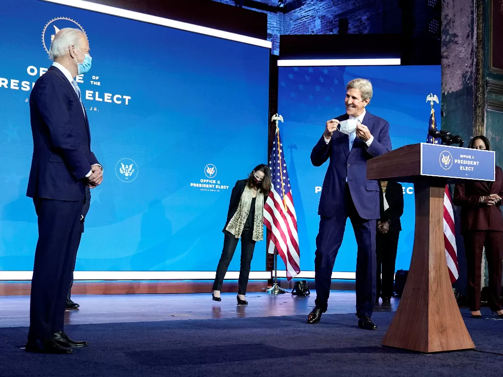 Joe Biden dan Utusan Khusus Iklim John Kerry. (REUTERS/Joshua Roberts).