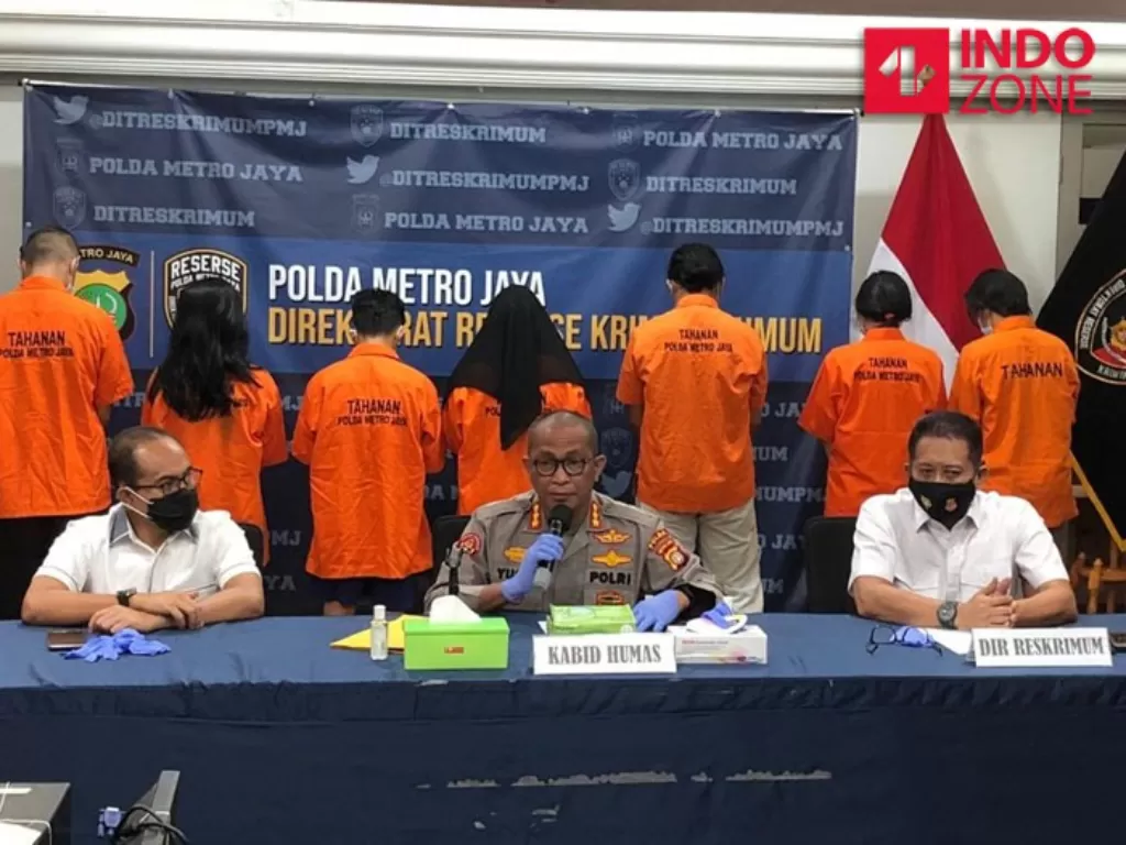  Konferensi pers penangkapan sindikat pemalsu surat hasil swab antigen di Polda Metro Jaya. (INDOZONE /Samsudhudha Wildansyah)