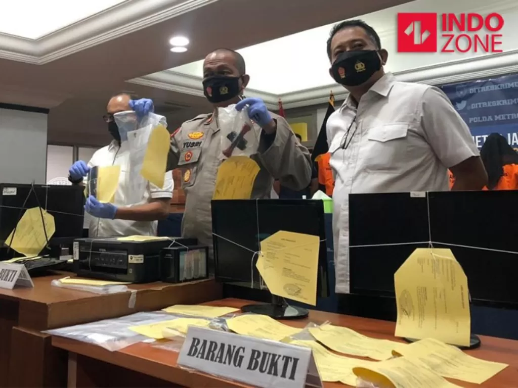 Konferensi pers penangkapan sindikat pemalsu surat hasil swab antigen di Polda Metro Jaya. (INDOZONE /Samsudhudha Wildansyah)